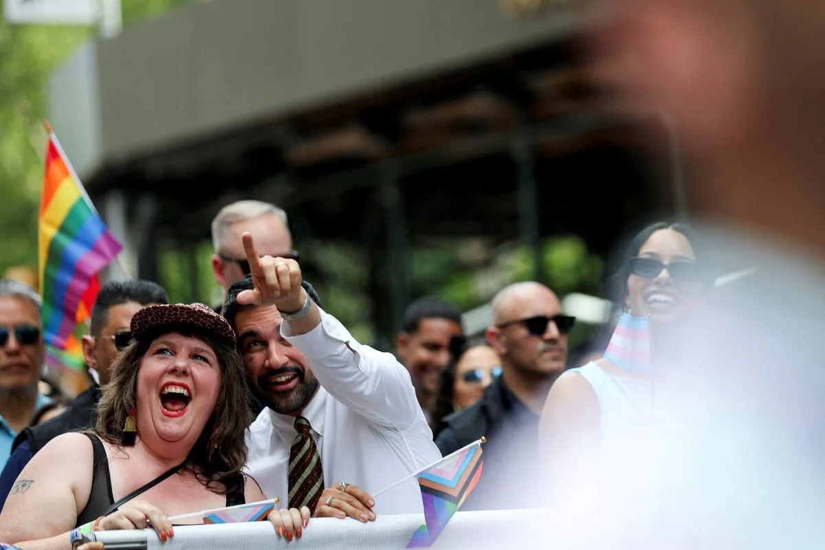 1782745014568.jpeg Koltuk sevdası inancın önüne geçti: New York Belediye Başkanı Mamdani LGBT yürüyüşünde boy gösterdi-3