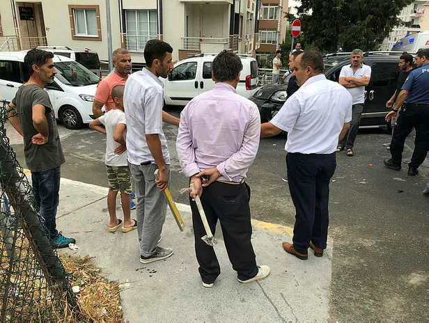 İstanbul'da taşlı sopalı kavga! Ortalık bir anda savaş alanına döndü-1