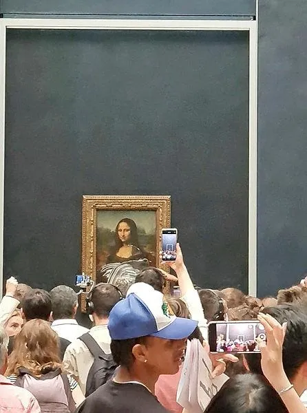 pariste-mona-lisa-tablosuna-pastali-saldiri-1653913345528.jpeg Paris'te Mona Lisa tablosuna pastalı saldırı!-4