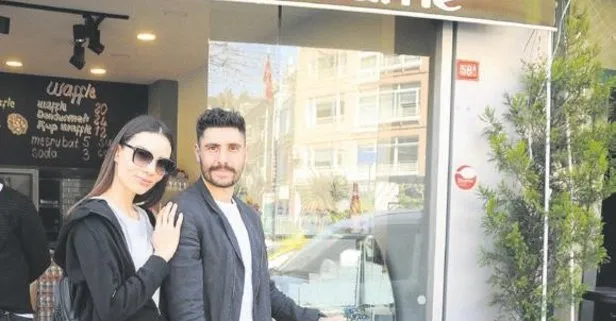 Sivasspor’un futbolcusu Özer Hurmacı eşi Mihriban ve çocukları ile birlikte Bebek’te yürüyüş yaparken görüntülendi