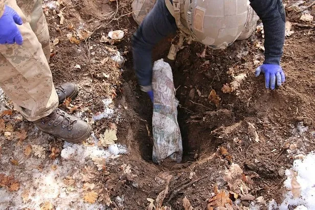 tuncelide-pkkli-teroristlere-ait-bir-siginak-imha-edildi-1606586944022.jpeg Tunceli'de PKK'lı teröristlere ait bir sığınak imha edildi-2