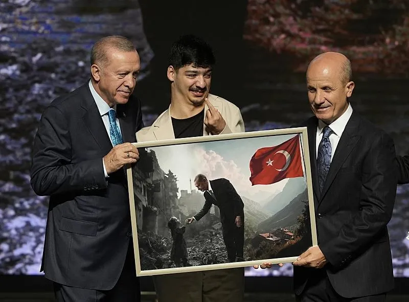 Başkan Recep Tayyip Erdoğan, Beştepe Millet Kongre ve Kültür Merkezi'nde düzenlenen ''2024-2025 Yükseköğretim Akademik Yılı Açılış Töreni''ne katıldı. Cumhurbaşkanı Erdoğan, yapay zekayla oluşturduğu bir eserini kendine takdim eden engelli öğrenci Mertcan Altun ile sohbet etti. (AA)