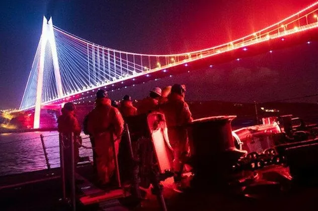 Sicili bozuk ABD'den bir provokatif paylaşım daha! Boğaz'dan geçerken 'Biz kırmızı ışıkta durmayız' mesajı