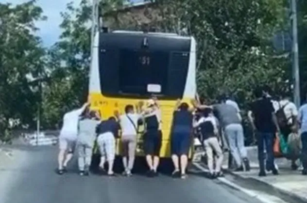 Mercedes uyarmış İBB dikkate almamış! CHP yandaşı Özgür Karabatak'a ihale vatandaşı yolda bıraktı
