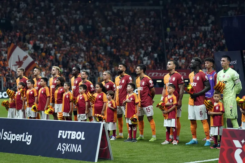 Galatasaray'da savunma dağıldı! Okan Buruk'tan Young Boys maçında mecburi rotasyon - 4