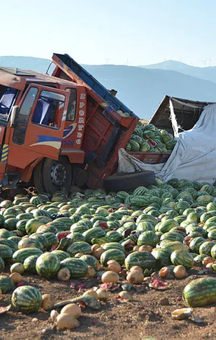 Kamyon şarampole devrildi! Tonlarcası etrafa saçıldı