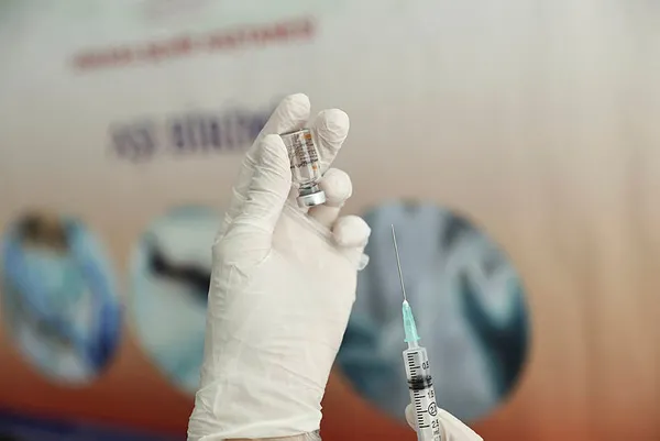 Aşı olan kişiler kısıtlamadan muaf mı? Koronavirüs aşısı yapılır yapılmaz koruma sağlar mı?-6