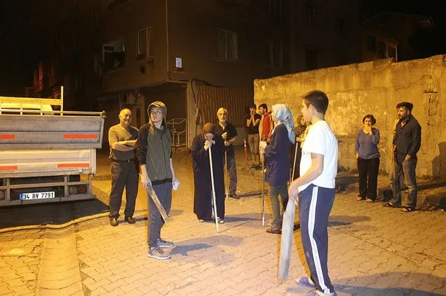 Kağıthane’de mahalleli saldırgan köpeklere karşı gece boyunca sopalarla nöbet tutuyor