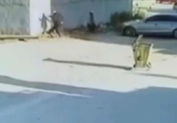 kiz-kardesinin-videosunda-gordugu-liseli-ogrenciyi-tekme-tokat-dovdu-1631716305415.jpg Kız kardeşinin videosunda gördüğü liseli öğrenciyi tekme tokat dövdü-3