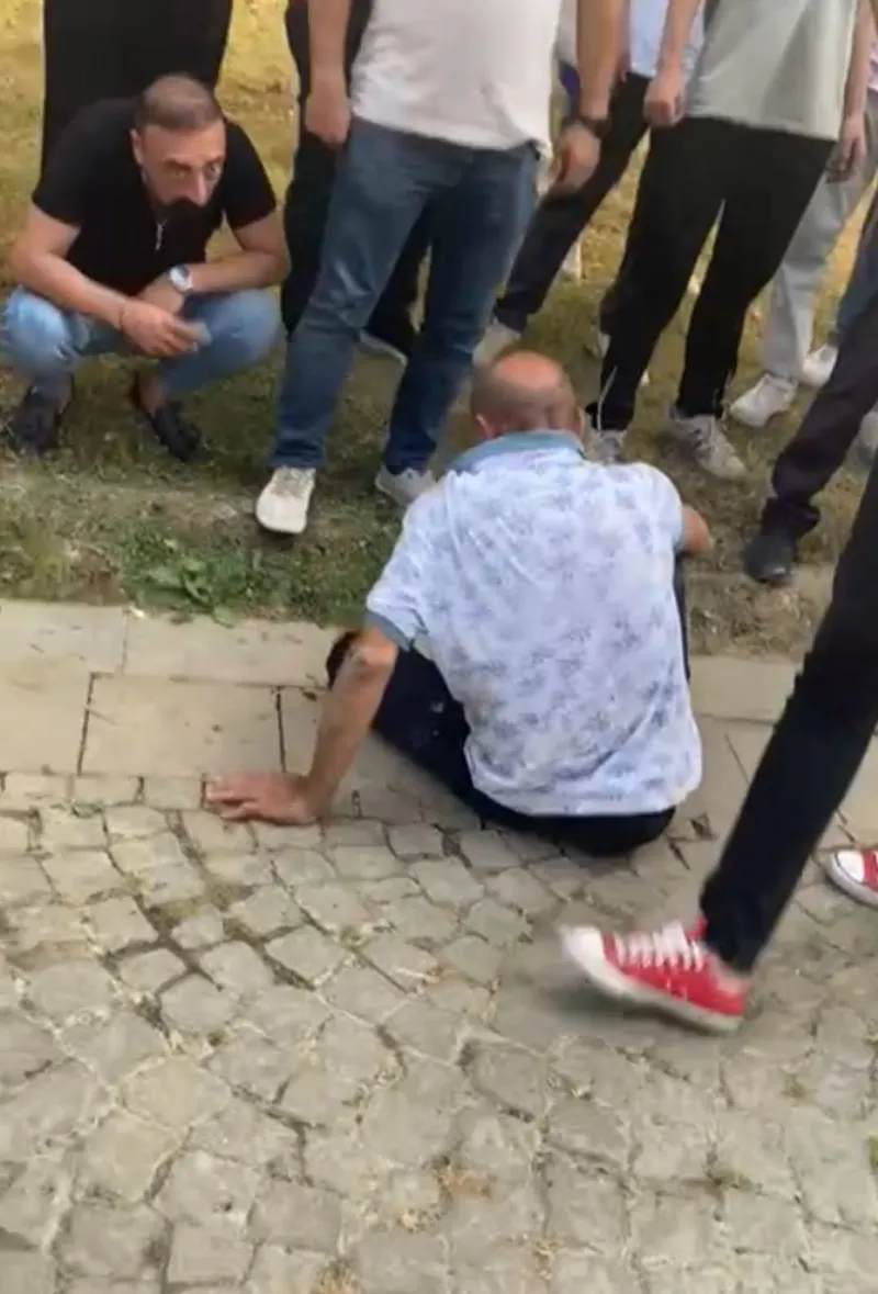 İstanbul Fatih'te bir parkta cinsel organını çocuğa gösteren sapık darbedildi-4