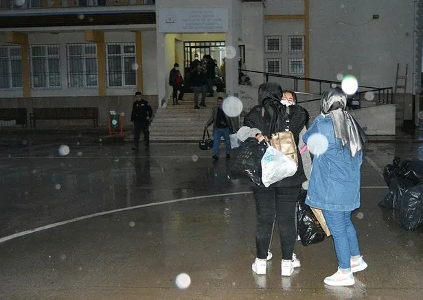 Son dakika: Gaziantep’te 14 günlük gözetim süresi biten öğrenciler ailelerine kavuştu-1