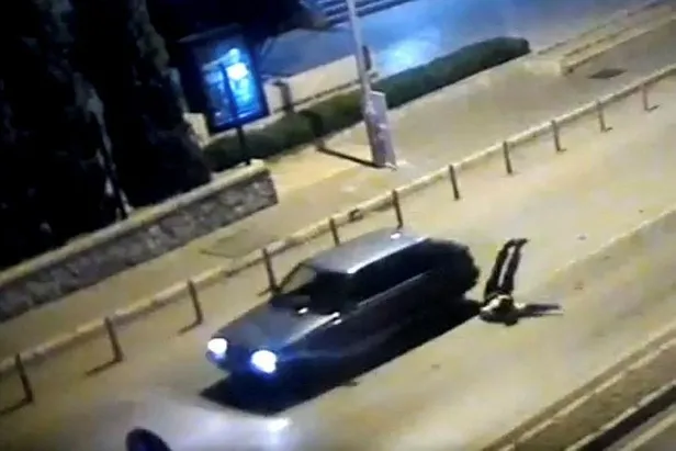 İzmir'in Konak ilçesinde trafik polisini metrelerde otomobilin üzerinde sürükleyen sürücü tutuklandı-1
