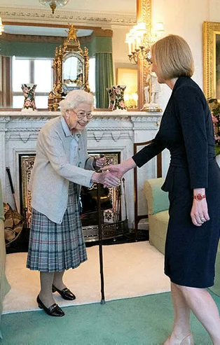 Kraliçe 2. Elizabeth ile yeni Başbakan Liz Truss'un görüşmesinde dikkat çeken detay! İngiltere'de olay oldu: Kraliçe'nin eli neden mor?