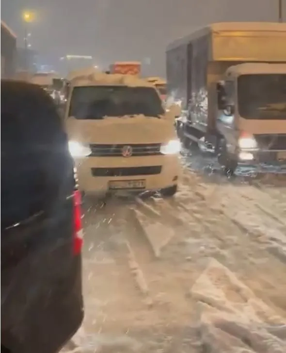istanbulda-ulasim-cileye-dondu-yolda-mahsur-kalan-safak-sezer-yardim-istedi-allah-rizasi-icin-sesimizi-duyun-1643059169163.jpg