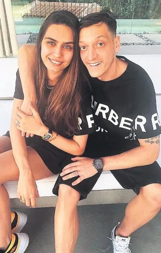 Mesut Özil ve eşi Amine Gülşe’den şov saati