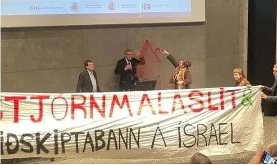 israil-soykirima-sessiz-kalan-izlanda-disisleri-bakani-bjarni-benediktssona-boyali-protesto-1702138792526.jpeg