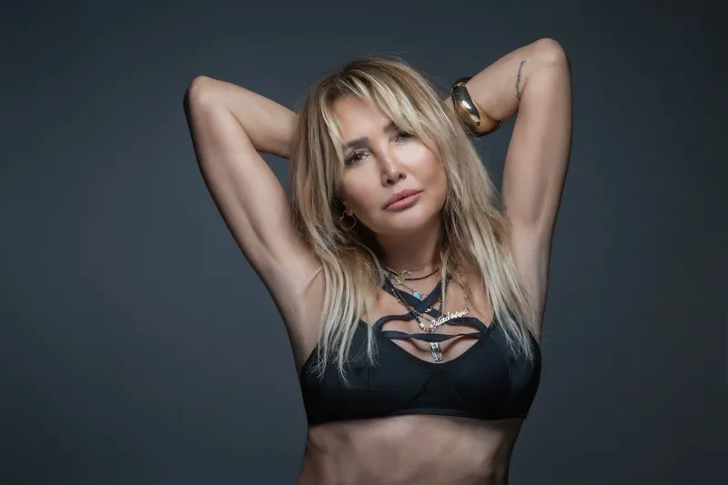 yonca-evcimikten-genc-meslektaslarina-imali-mesaj-devam-etsinler-1775294366975.jpg Yonca Evcimik’ten genç meslektaşlarına imalı mesaj: “Devam etsinler”-3