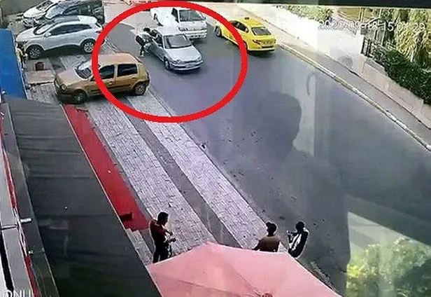 Esenyurt'ta kapkaççı dehşeti: Çantasını aldıkları kadını böyle sürüklediler-1