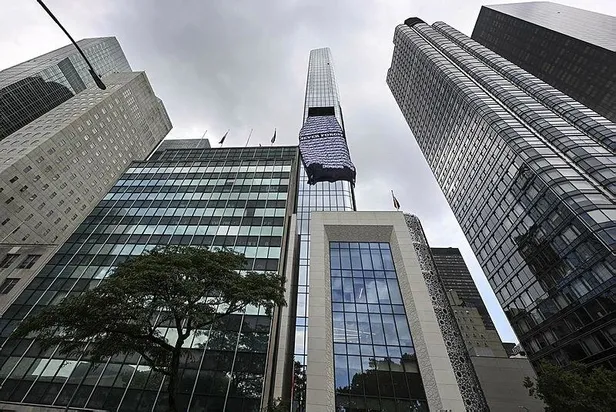 New York'taki Türkevi'ne 15 Temmuz günü canını veren şehitlerin isim ve fotoğraflarının bulunduğu dev bir bayrak asıldı-5