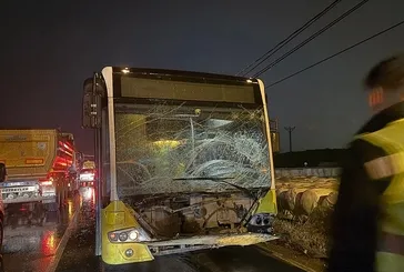 Arnavutköy'de İETT otobüsü hafif ticari araca çarptı: 1 kişi hayatını kaybetti