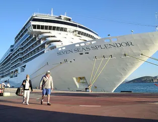 Dünyanın en büyük kruvaziyeri Marşal Adaları bandıralı Seven Seas Splendor Kuşadası’nda! Tam 224 metre