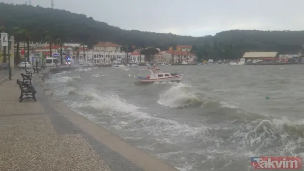 Turizm sezonu öncesi fırtına! Ayvalık'ta tekneler battı - 16