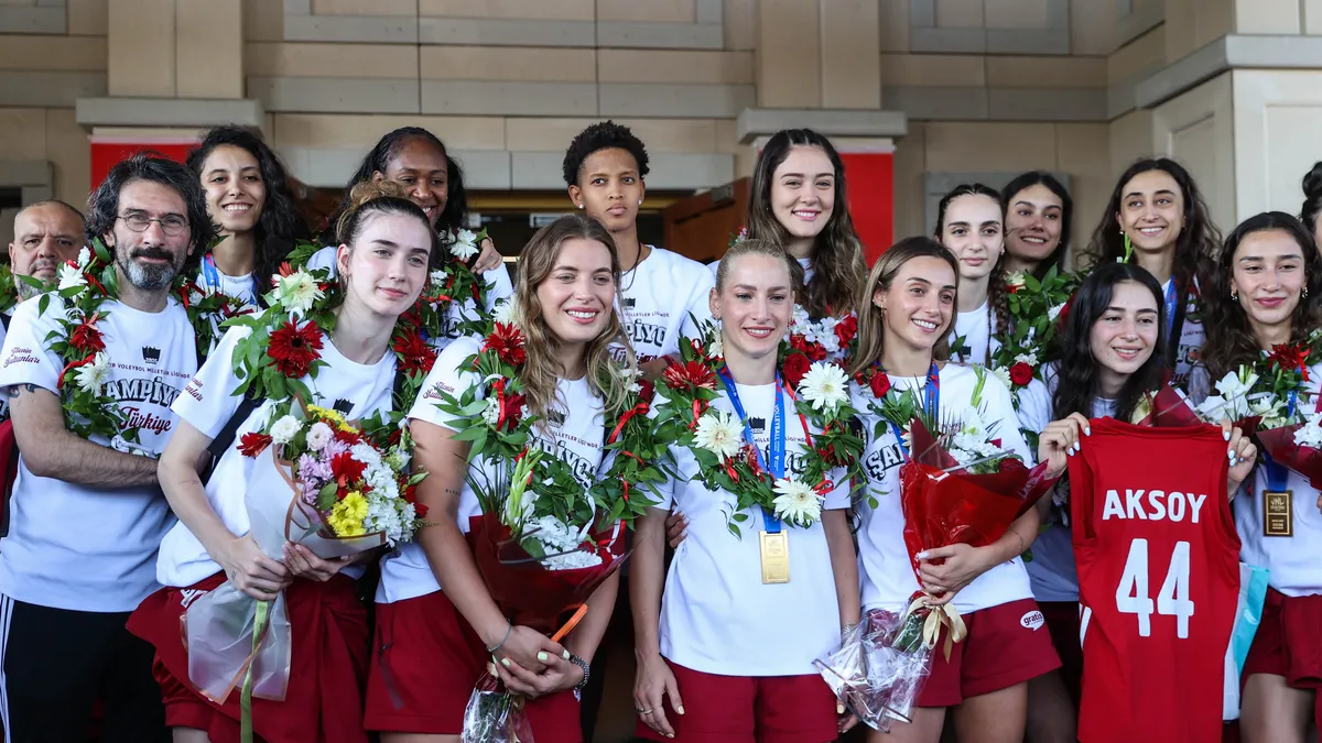Filenin Sultanları şampiyon döndü: A Milli Kadın Voleybol Takımı için İstanbul Havalimanı’nda coşkulu karşılama