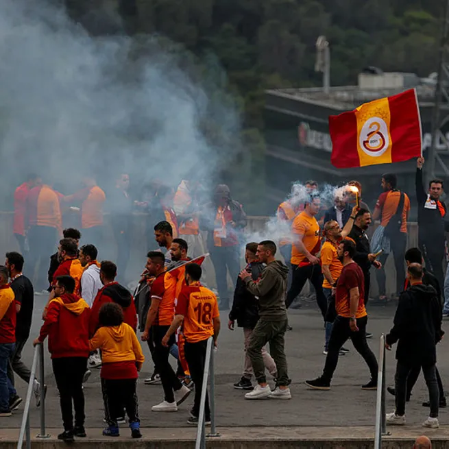 Yılın son derbisi Galatasaray - Fenerbahçe maçı öncesi stada giden metro durdu! Galatasaraylı taraftarlar İmamoğluna tepki gösterdi: Çapsız vasat