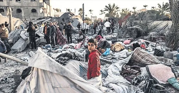 Katil İsrail kıtlıkla boğuşan Gazze'deki BM yardım tırlarını hedef aldı!