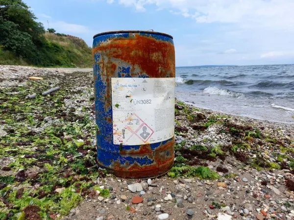 sinopta-panik-uzerinde-tehlikeli-yazan-variller-kiyiya-vurdu-1624703600409.jpg Sinop'ta panik! Üzerinde 'tehlikeli' yazan variller kıyıya vurdu-3