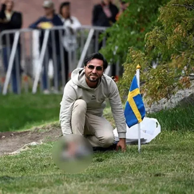 Akıllanmazsın İsveç! Momikadan yeni provokasyon! Bu kez ülkesinin büyükelçiliği önünde Kuran-ı Kerime saygısızlık! Polis izledi AFP fotoğrafları geçti!