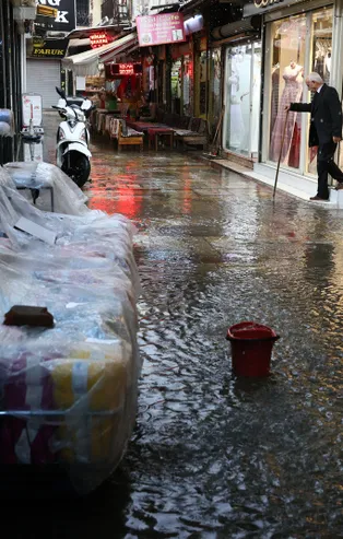 Sağanak İzmir'i vurdu! Yollar göle döndü
