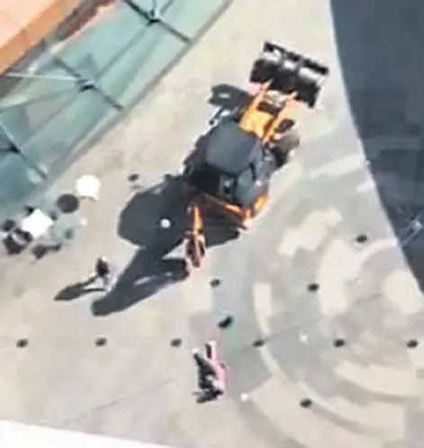 hicbir-guvenlik-onlemi-almayan-cankaya-belediyesi-tehlikeye-goz-yumdu-abd-buyukelciligi-calisani-ezilmekten-so-1653789692667.jpeg Hiçbir güvenlik önlemi almayan Çankaya Belediyesi tehlikeye göz yumdu! ABD büyükelçiliği çalışanı ezilmekten son anda kurtuldu-4