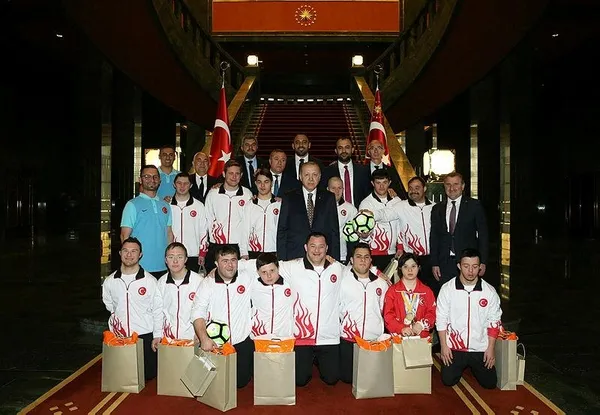 Cumhurbaşkanı down sendromlu sporcuları kabul etti-11