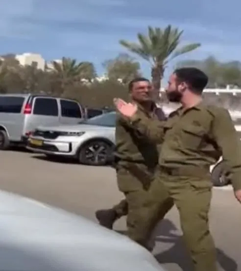 1697966922111.jpeg Netanyahu askeri üs ziyaretinde İsrail askeri tarafından protesto edildi: Senin yüzünden 3 arkadaşım öldü-8