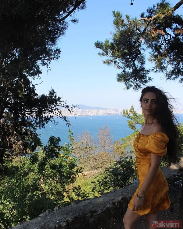 Bir Zamanlar Çukurova'nın Gülten'i Selin Genç tatilci moduna girdi sarı straplez elbisesiyle yaktı geçti! Her haliyle güzel - 4