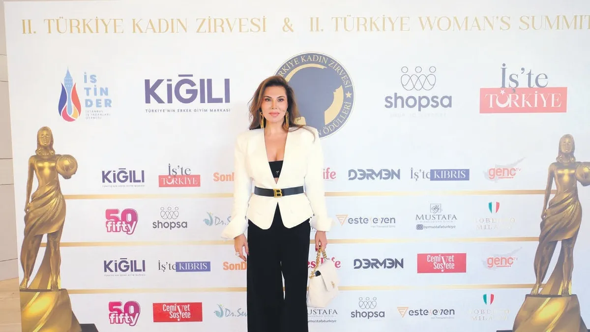 Ebru Yaşar'a Yılın İlham Veren Müzik Sanatçısı ödülü