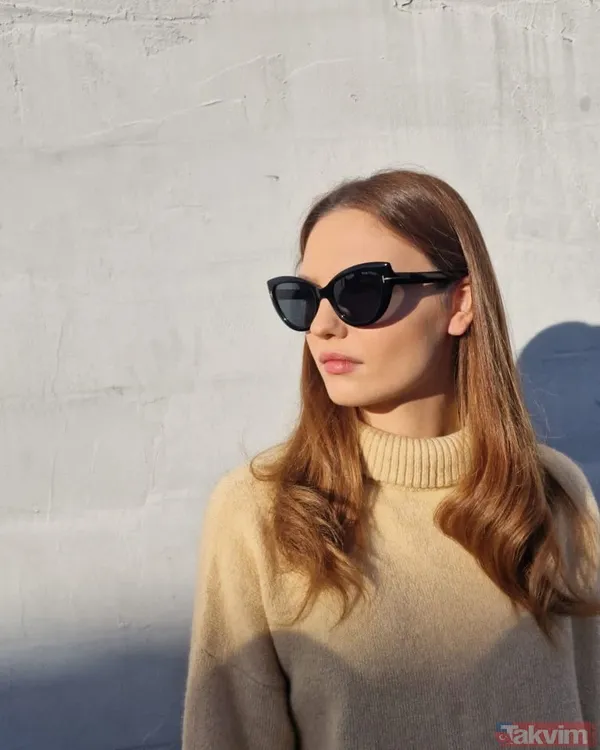 24’lük Nilsu Berfin Aktaş derin yırtmaçlı elbisesi ile boylu boyunca poz verdi! Gören bir daha baktı! Gigi Hadid’e benzetiliyordu... - 6