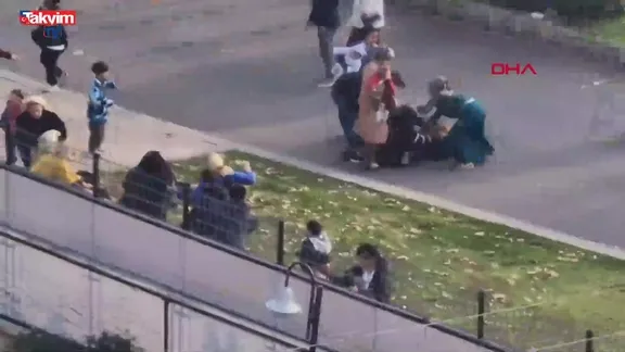 Adliye önünde tekmeli-yumruklu kavga kamerada