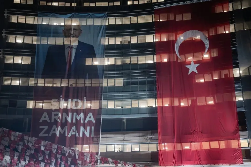 silivride-7-saatlik-ekim-trafigi-ozel-ile-imamoglu-gorustu-1780085206078.jpeg Silivri’de 7 saatlik EKİM trafiği: Özgür Özel İmamoğlu’nun da aralarında olduğu 19 kişiyle görüştü-6