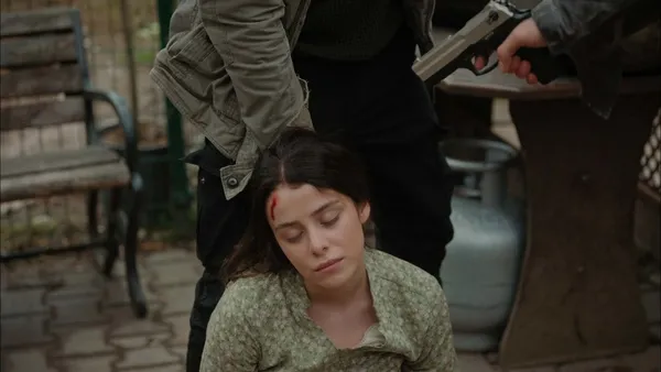 nefesler-tutuldu-ates-kuslari-gulayseyi-catalin-elinden-kurtardi-1677874789146.jpg Nefesler tutuldu! Ateş Kuşları Gülayşe’yi Çatal’ın elinden kurtardı-7