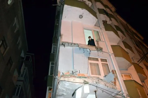Avcılar'da gece yarısı korkutan olay: 42 yıllık binanın iki balkonu çöktü-4