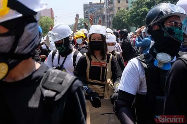 SON DAKİKA: Tarihe geçecek fotoğraf! Rahibe polislerin önüne kapanıp yalvardı - 8