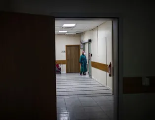Koronavirüste kırmızı alarm! Yoğun bakımlarda yatanların yaş grubu değişti! 16 yaşında bile var!