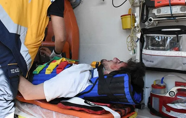 Sivas'ta duygulandıran anlar! Yaralanan sürücü sağlık görevlisinin eline sarıldı-4