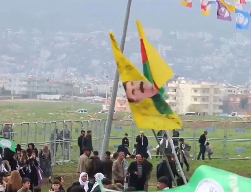 chpnin-ittifak-ortagi-demden-apo-bogurtuleri-dem-partili-halide-turkoglu-bebek-katiline-selam-cakti-ozgurluk-d-1710947836157.jpeg CHP'nin ittifak ortağı DEM'den 'APO' böğürtüleri! DEM Partliler bebek katiline selam çaktı, AK Parti ve MHP'ye oy vermeyin çağrısı yaptı-2