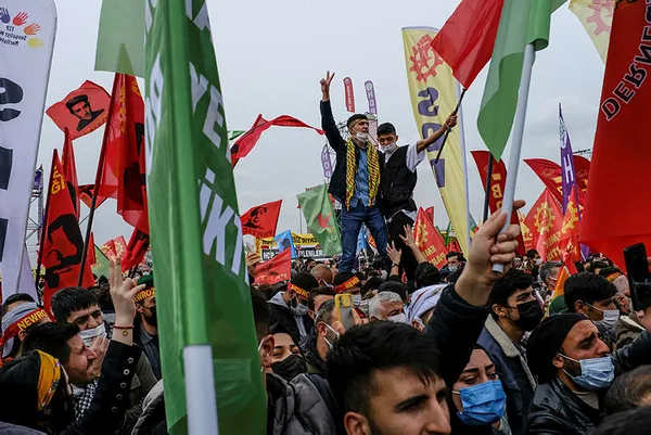 hdpnin-olayli-nevruz-etkinliginde-bolucu-teror-orgutu-pkk-lehine-sloganlar-atildi-14-gozalti-1616272333625.jpg HDP'nin olaylı Nevruz etkinliğinde bölücü terör örgütü PKK lehine sloganlar atıldı: 14 gözaltı-5