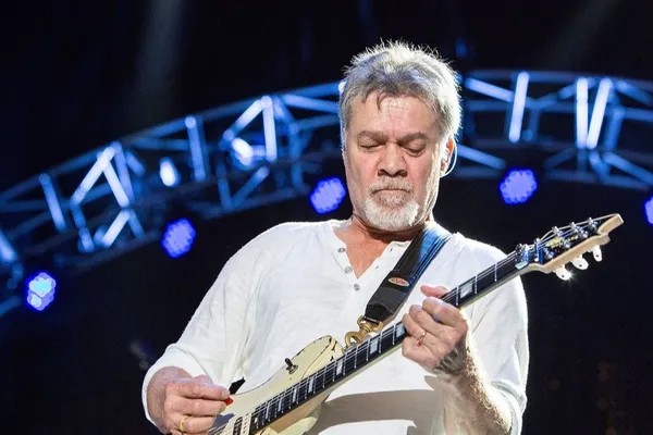 eddie-van-halen-kimdir-kac-yasindaydi-nereli-eddie-van-halen-neden-oldu-1602049352076.jpg Eddie Van Halen kimdir, kaç yaşındaydı, nereli? Eddie Van Halen neden öldü?-4