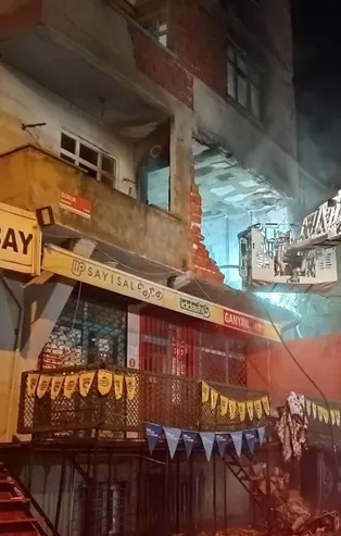 Evi boşaltan kiracı daireyi ateşe verdi! Yanan dairede patlama meydana geldi