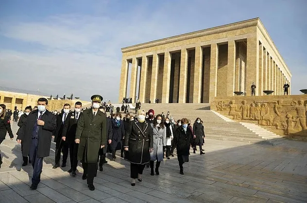 Aile, Çalışma ve Sosyal Hizmetler Bakanı Zehra Zümrüt Selçuk kadınlarla Anıtkabir'i ziyaret etti